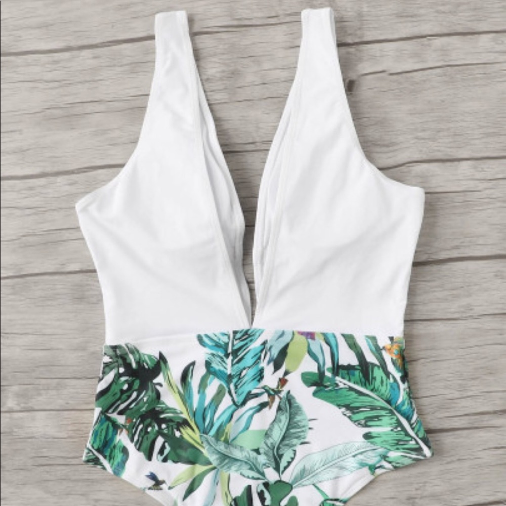 one piece white and print baiting suit